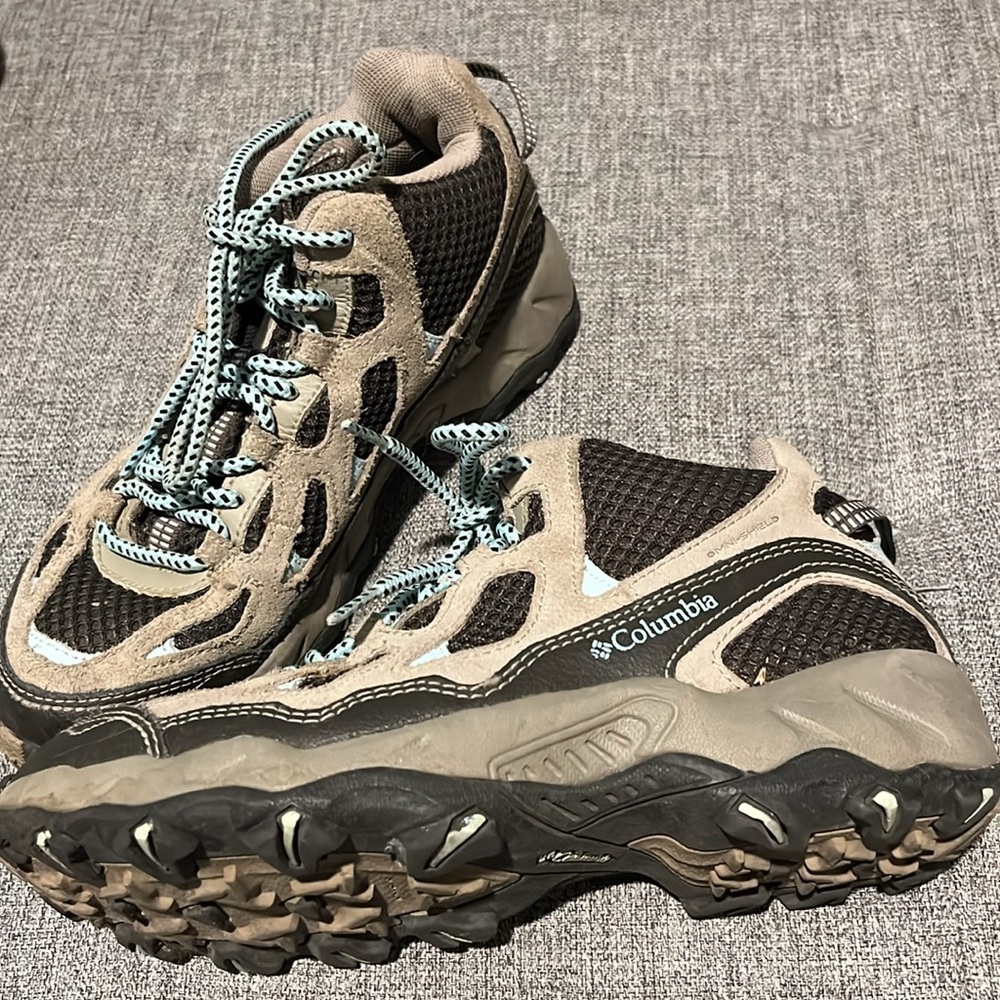 Columbia women’s Dogwood Mid Hiking Boots